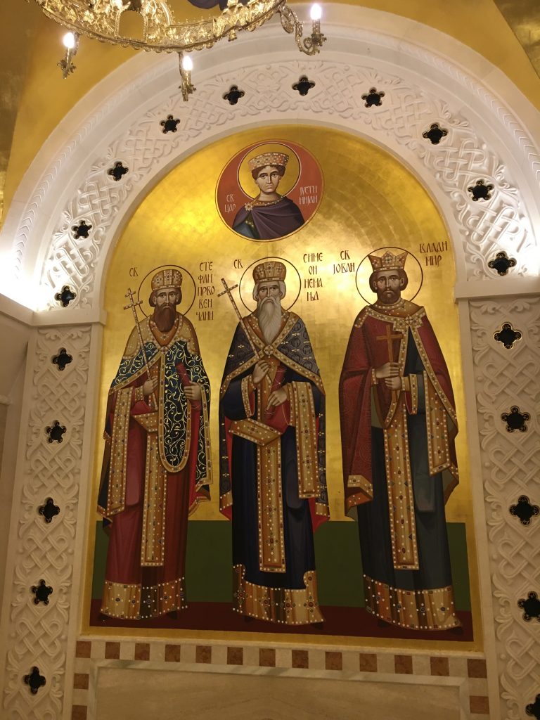 Serbisch-orthodoxe Heilige - darunter Stefan Nemanjić und sein Vater Stefan Nemanja, in der Krypta im Dom des Heiligen Sava in Belgrad