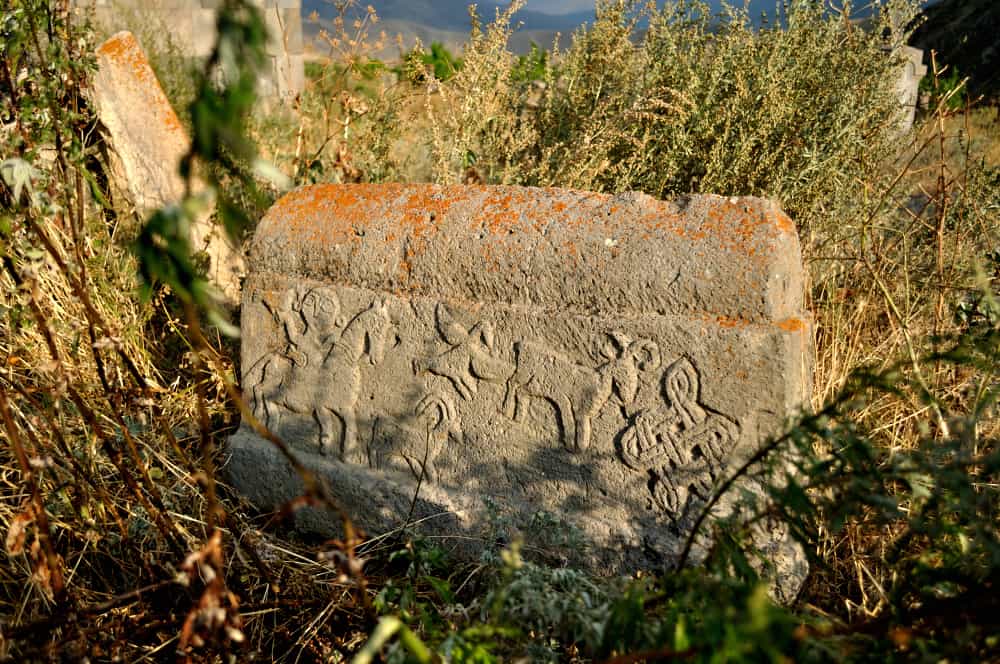 Mit stilisierten Darstellungen von Tieren dekorierter Grabstein in Vorotnavank, Armenien