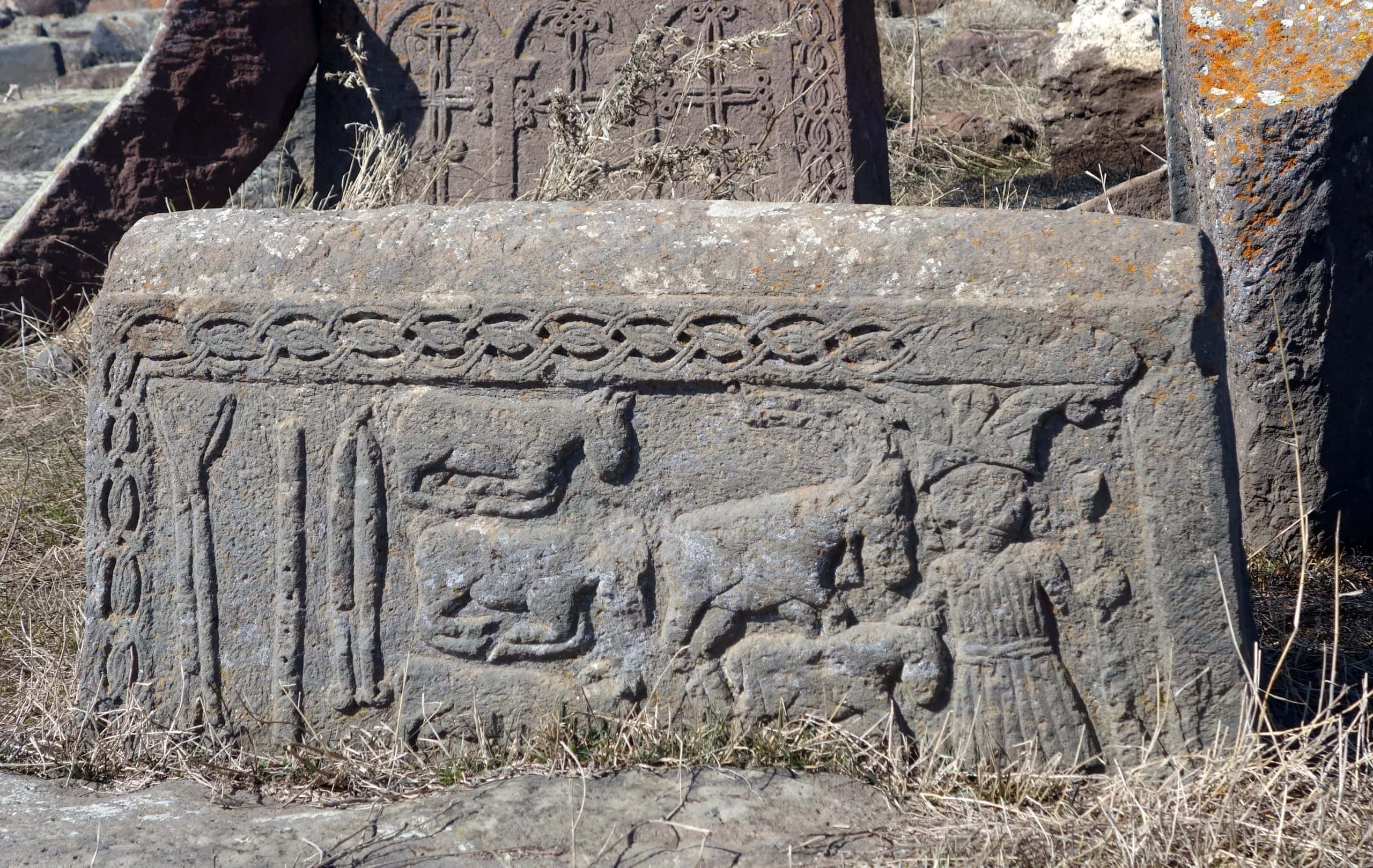Darstellung von Mensch und Tieren auf einem Grabstein in Noratus, Armenien