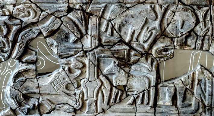 Tier und Mensch versammeln sich um ein Kreuz ohne Korpus, Altarschrankenplatte aus der frühmittelalterlichen Kirche in Zenica aus dem 6. Jahrhundert