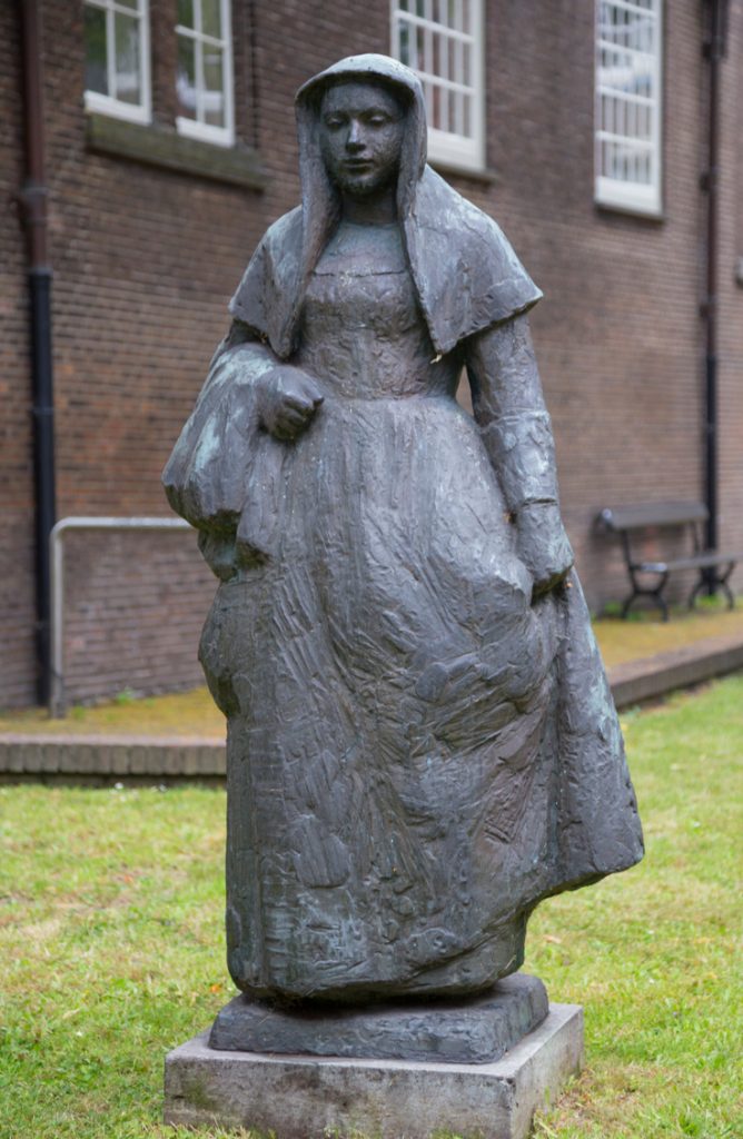 Statue einer Begine im Begijnhof, Amsterdam