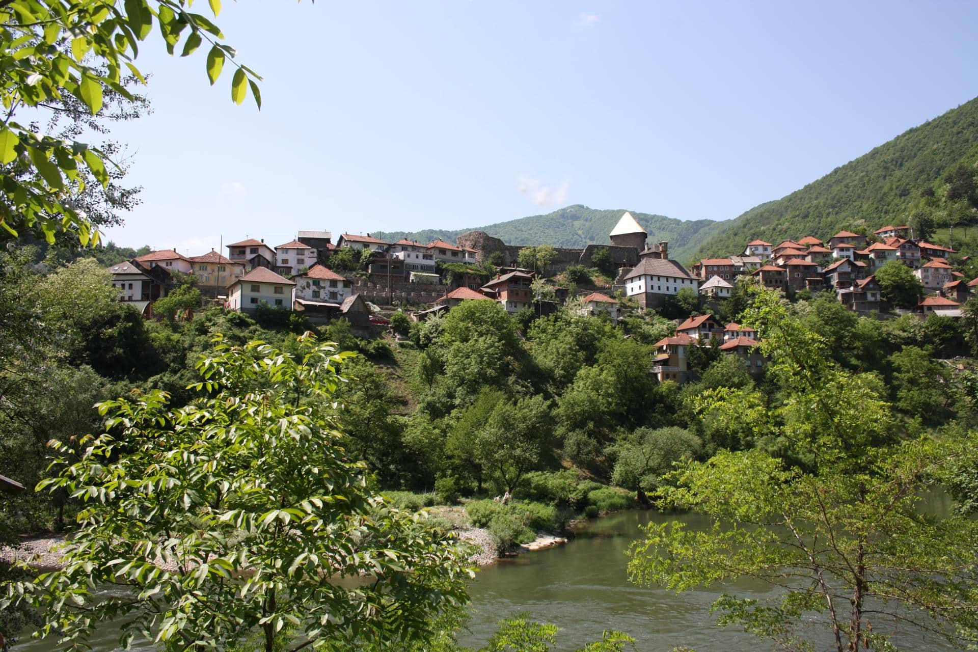 Mittleralterliches Dorf Vranduk nahe Zenica am Flussufer der Bosna, unweit von Bilino Polje