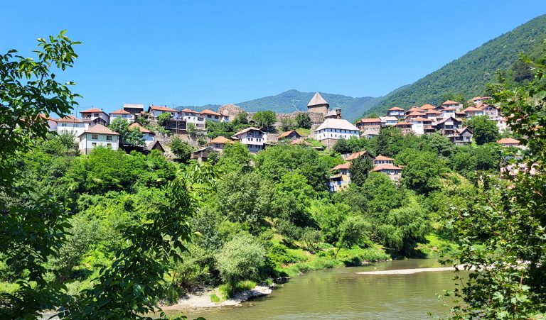 Blick aus dem Tal der Bosna hinauf nach Vranduk