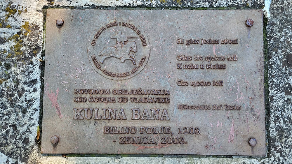 Gedenkplatte im Park Kulina Bana in Zenica