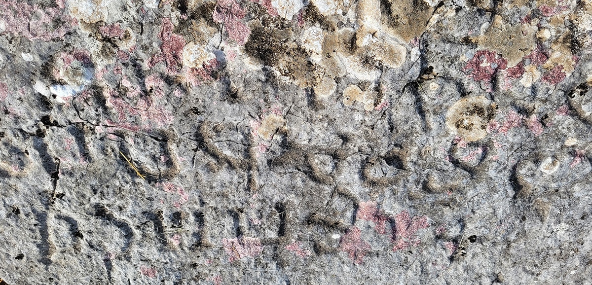 Inschrift auf einem stećak in Boljuni