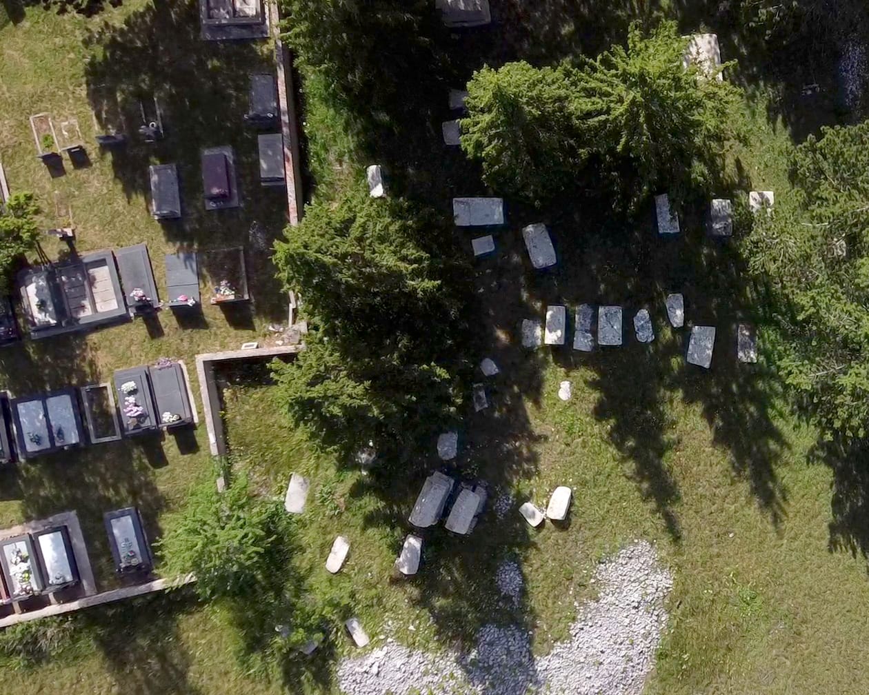 Nekropole mit stećci in Blidinje, mit abgegrenztem katholischen Friedhof